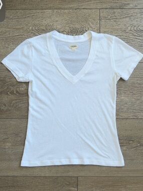 L'AGENCE Becca Cotton V-Neck Short Sleeve Lightweight Tee in White